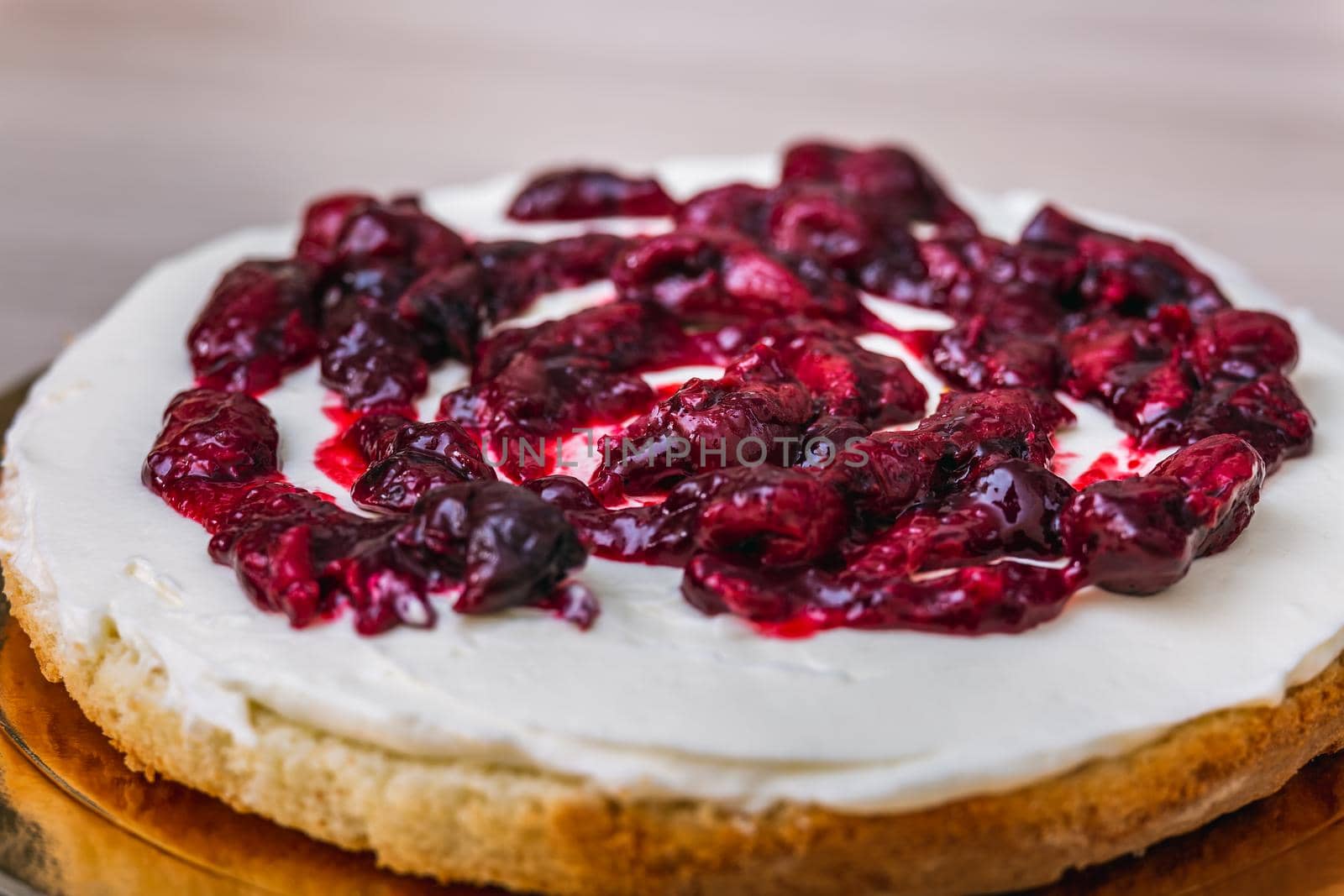 Cherry confiture on a cheesecake with coconut.