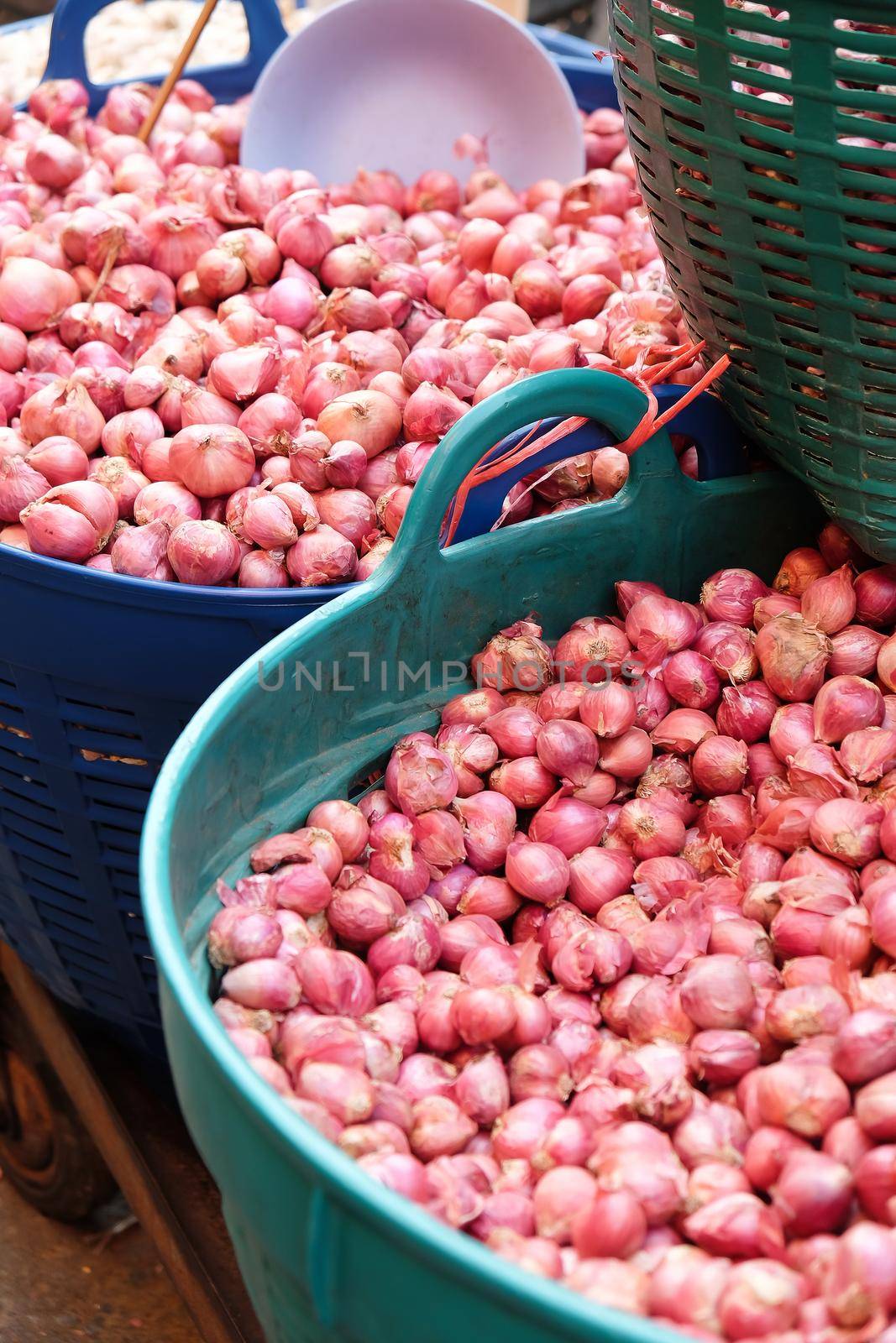 Stack of garlic and Shallot in market by ponsulak