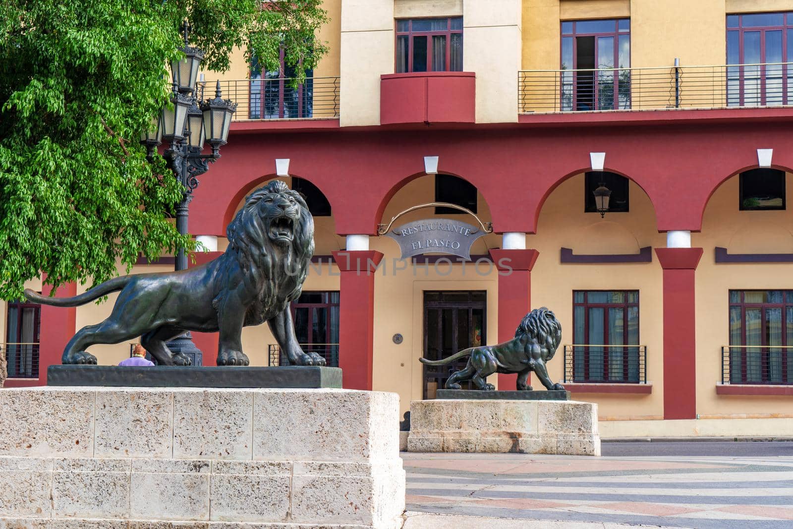 Exterior view of the El Paseo Restaurant and the sculptures of the lions of the Paseo del Prado, a place frequented by tourists