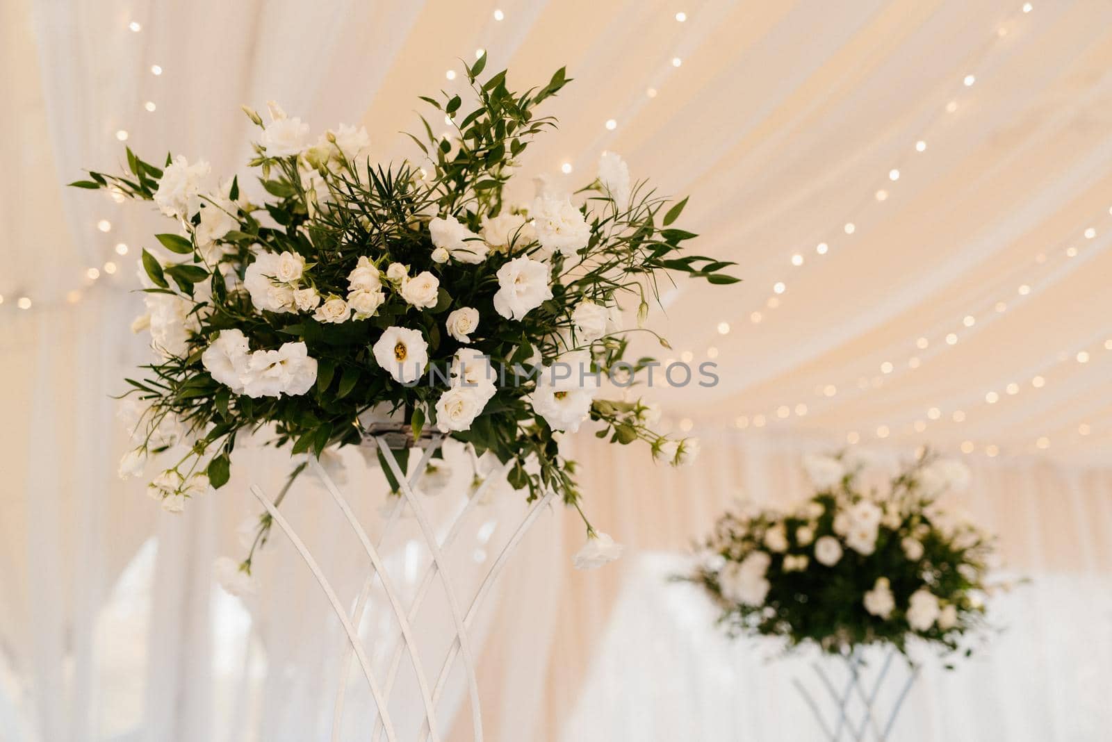 elegant wedding decorations made of natural flowers by Andreua