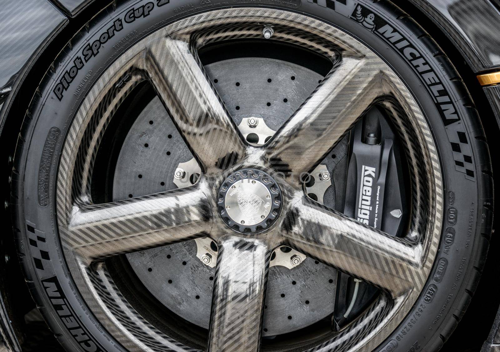 Koenigsegg One:1 carbon fibre wheel by dutourdumonde