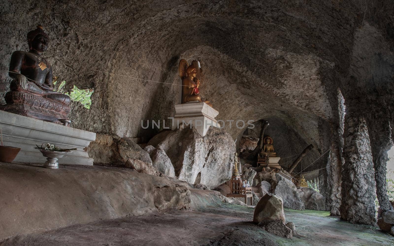 The buddha image within Sumangklo Cave and it is the oldest and limestone cave temples at Lampang Province. No focus, specifically.