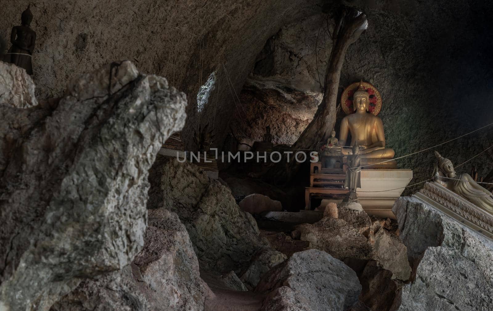 The buddha image within Sumangklo Cave and it is the oldest and limestone cave temples at Lampang Province. No focus, specifically.