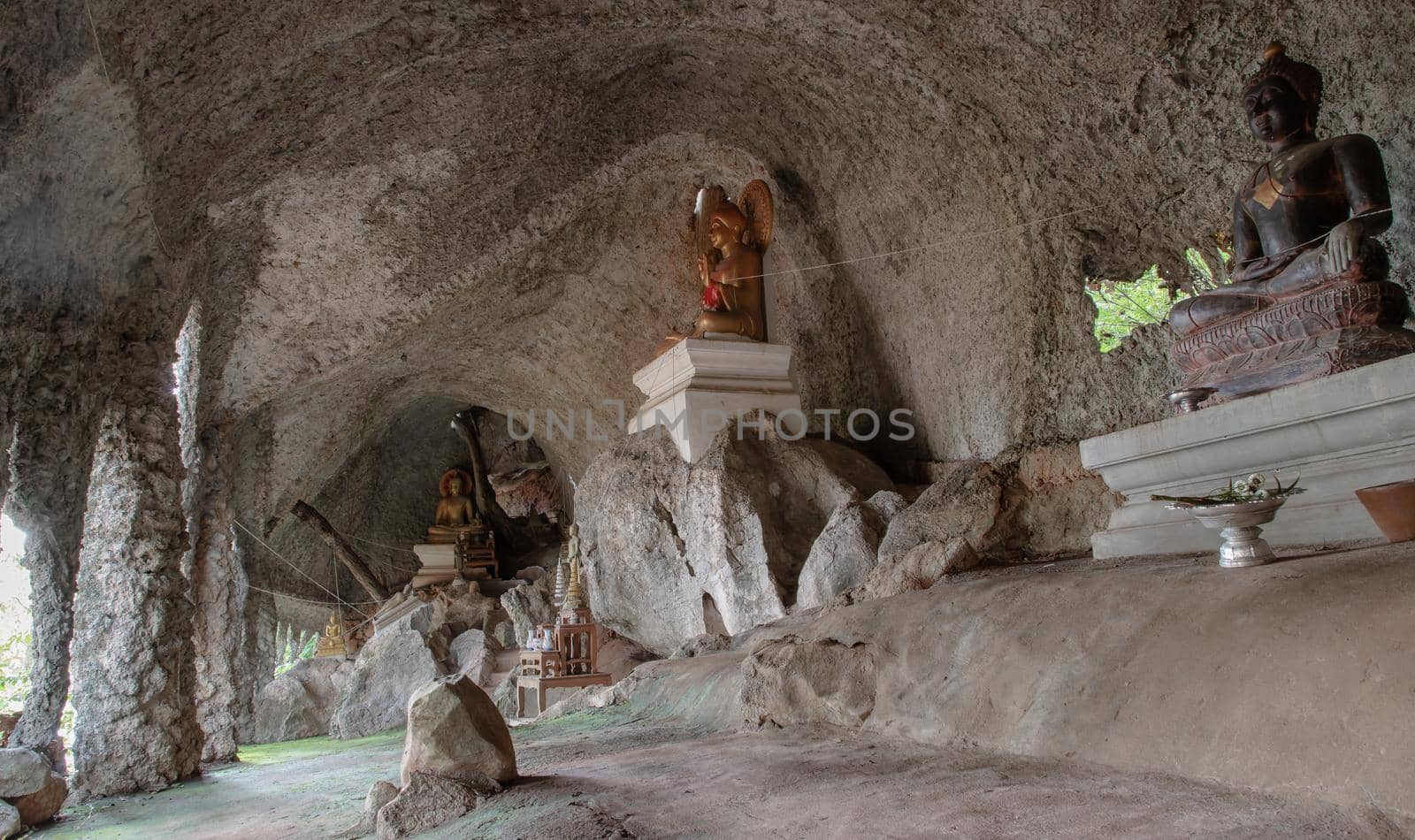The buddha image within Sumangklo Cave and it is the oldest and limestone cave temples at Lampang Province. No focus, specifically.