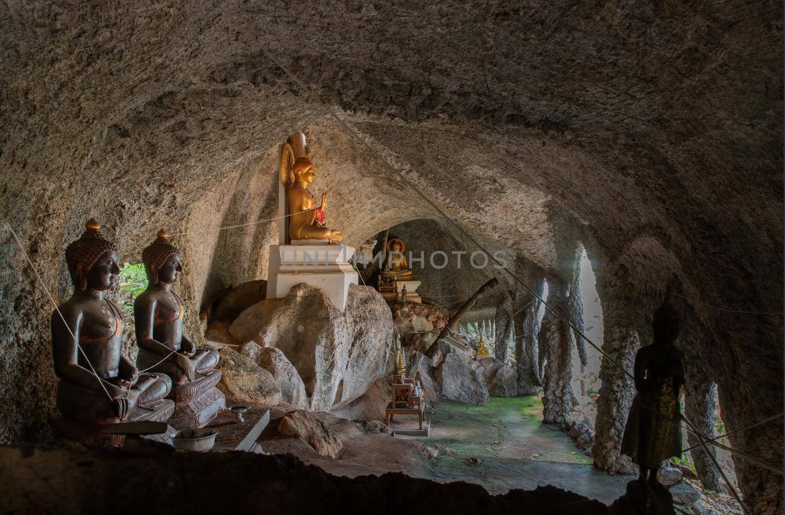 The buddha image within Sumangklo Cave and it is the oldest and limestone cave temples at Lampang Province. No focus, specifically.