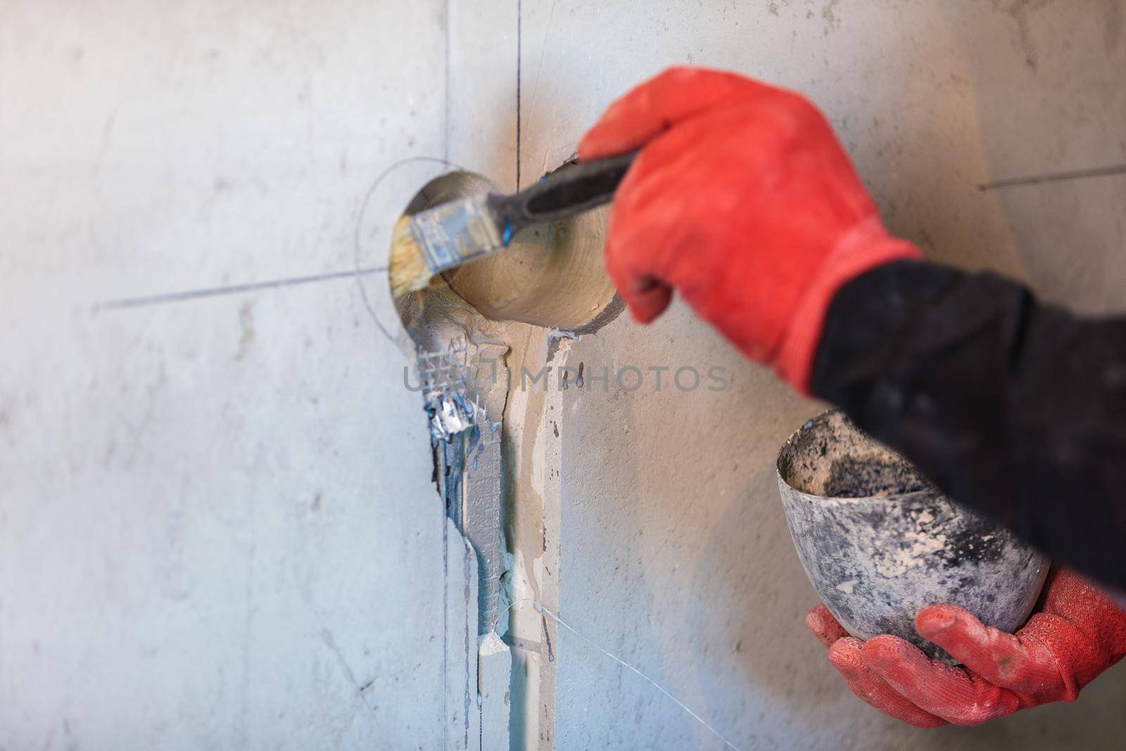 The electrician will prime the holes and channels for outlets and wires. Repair of apartments. Close-up