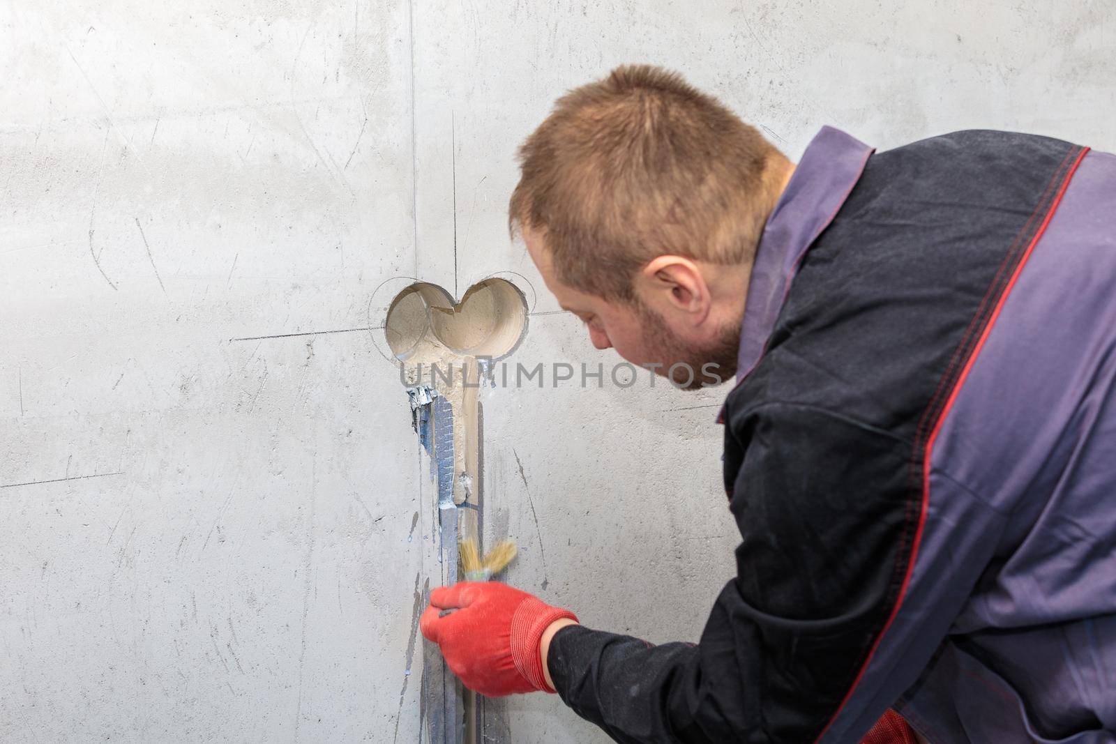 The electrician will prime the holes and channels for outlets and wires. Repair of apartments. Close-up
