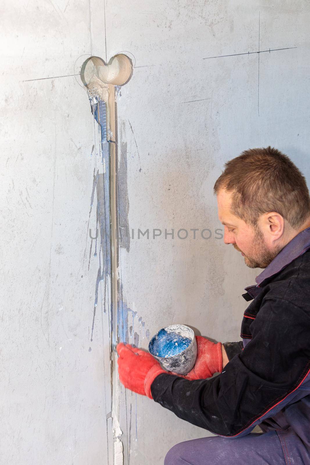 The electrician will prime the holes and channels for outlets and wires. Repair of apartments. Close-up