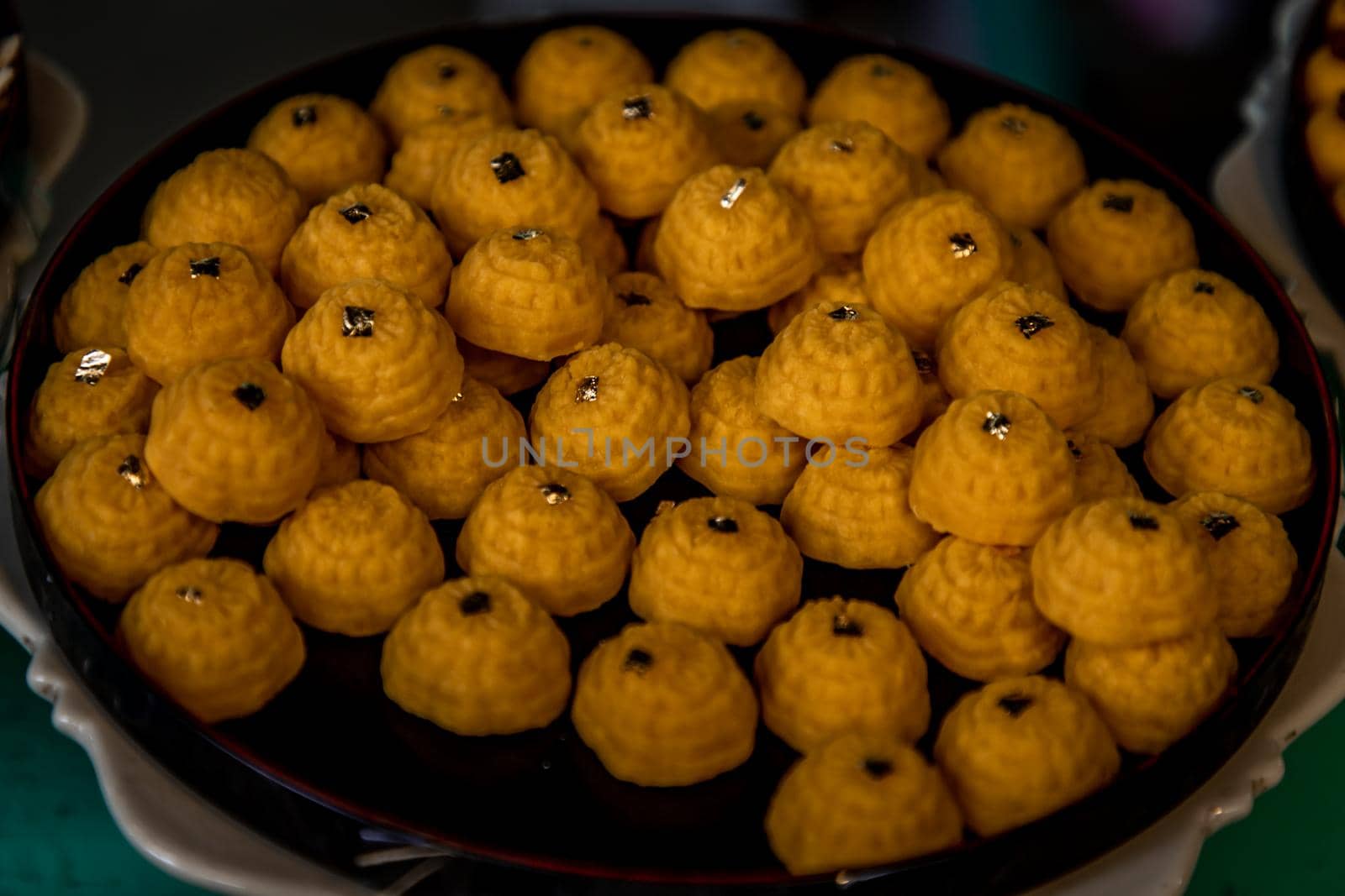 Thai dessert, Royal Thai cuisine : Khanom Dara Thong or Thong Eak krajang, Most famous of nine auspicious desserts in Thai tradition, made from yolk, wheat flour and edible gold.