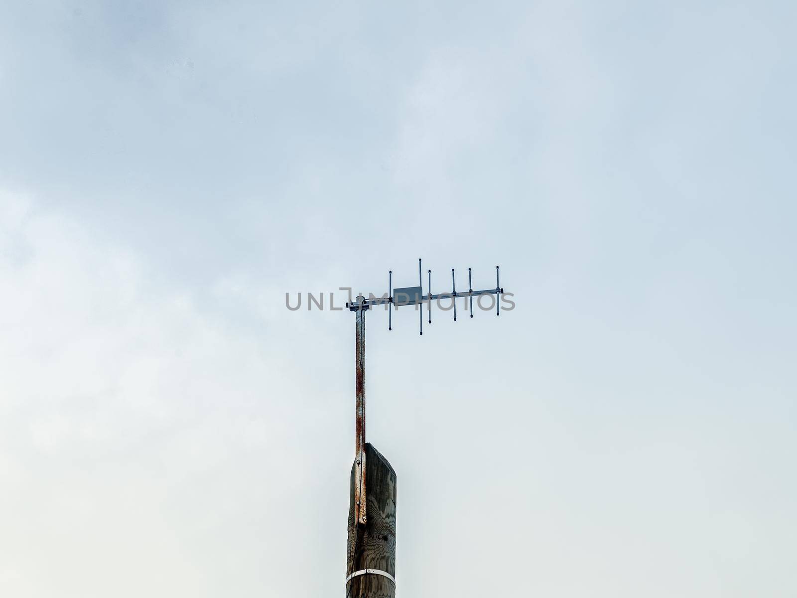 Antenna to provide communication by payphone against sky.