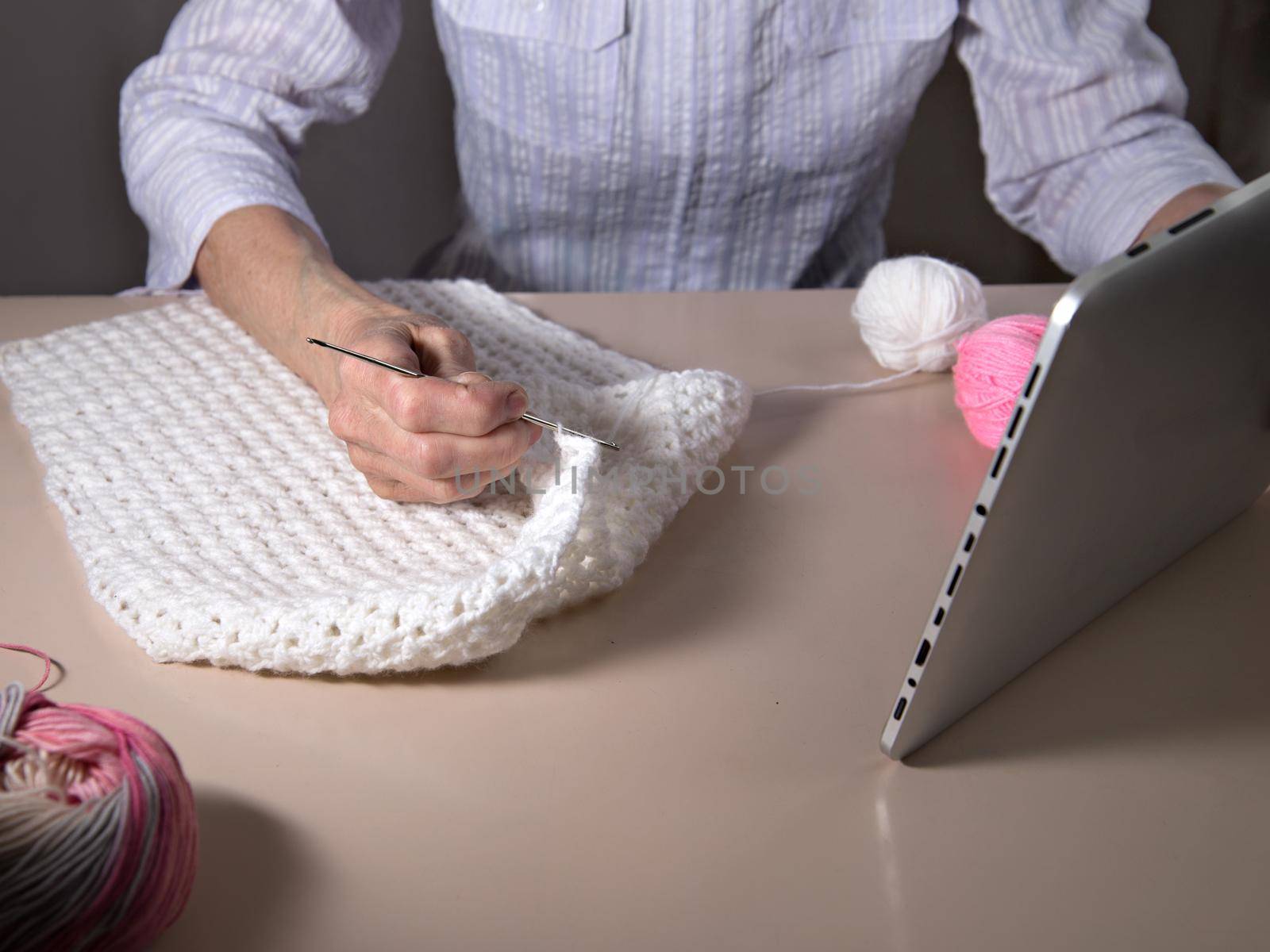 Online training. Tablet, threads, spokes, fabric on light table