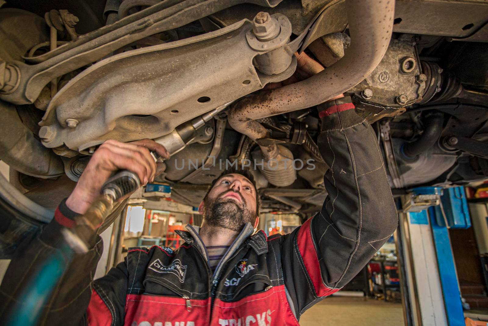 Mechanic repairs the car 6 by pippocarlot