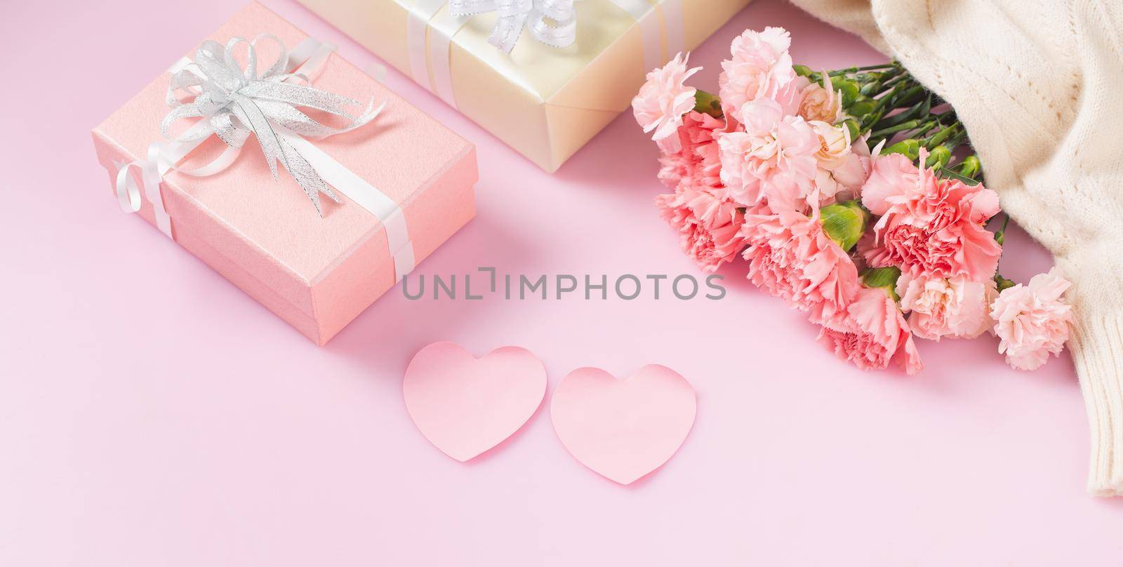 Gift box with carnation flowers by Wasant