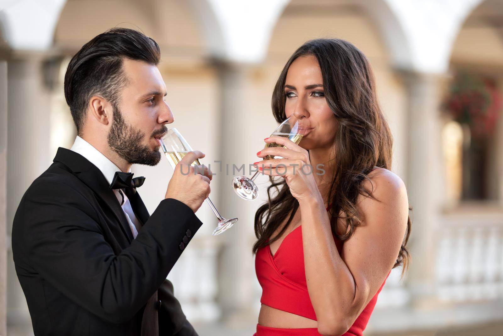 Couple drinking champagne by wdnet_studio