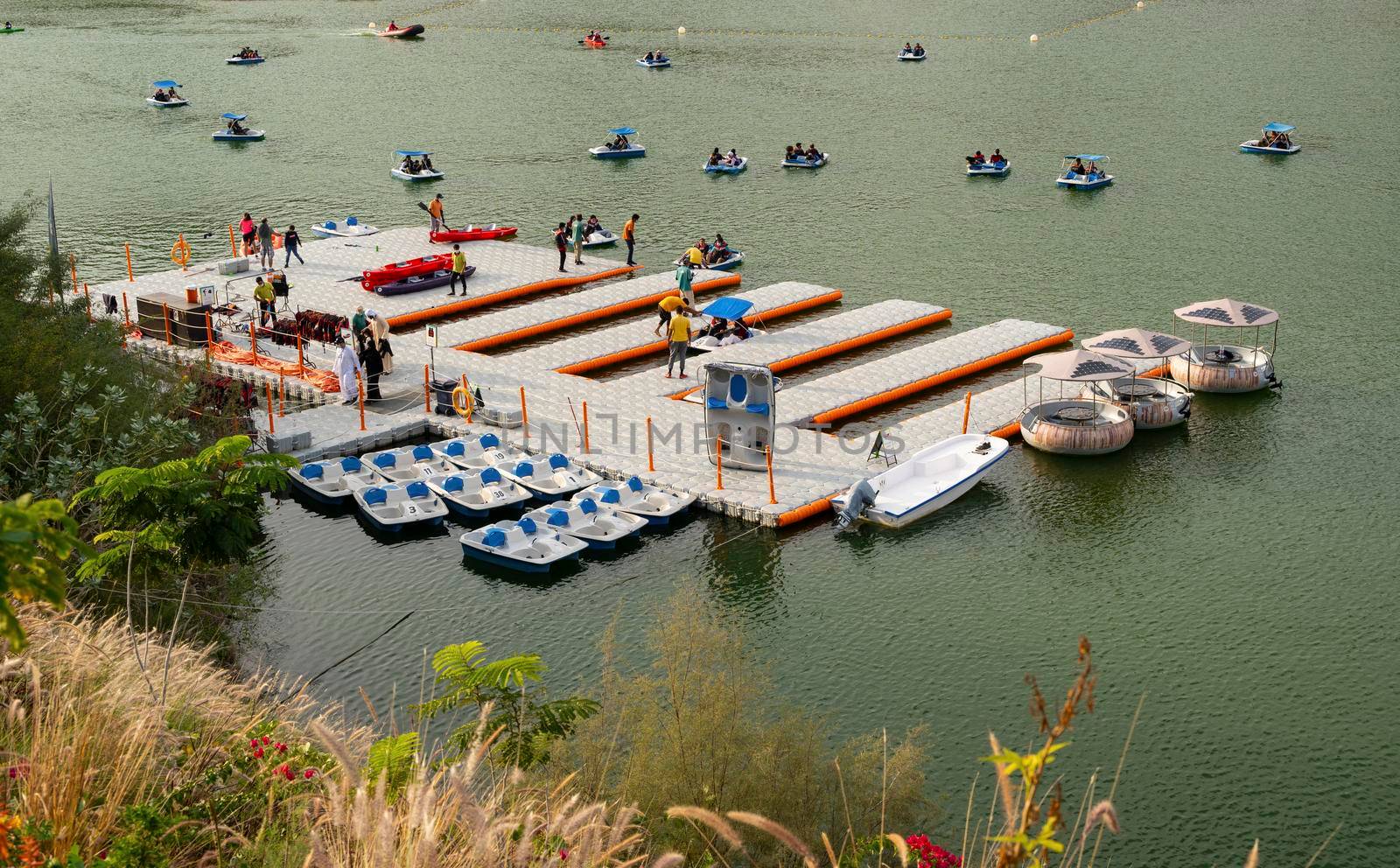 DEC 26TH , 2020. KHORFAKKAN ,UAE. BEAUTIFUL CLOSE-UP VIEW OF BOATS, KAYAKS IN THE RAFIS WATER DAM AT SUNSET TIME IN THE MOUNTAINS ENCLAVE REGION OF KHOR FAKKAN, SHARJAH UNITED ARAB EMIRATES