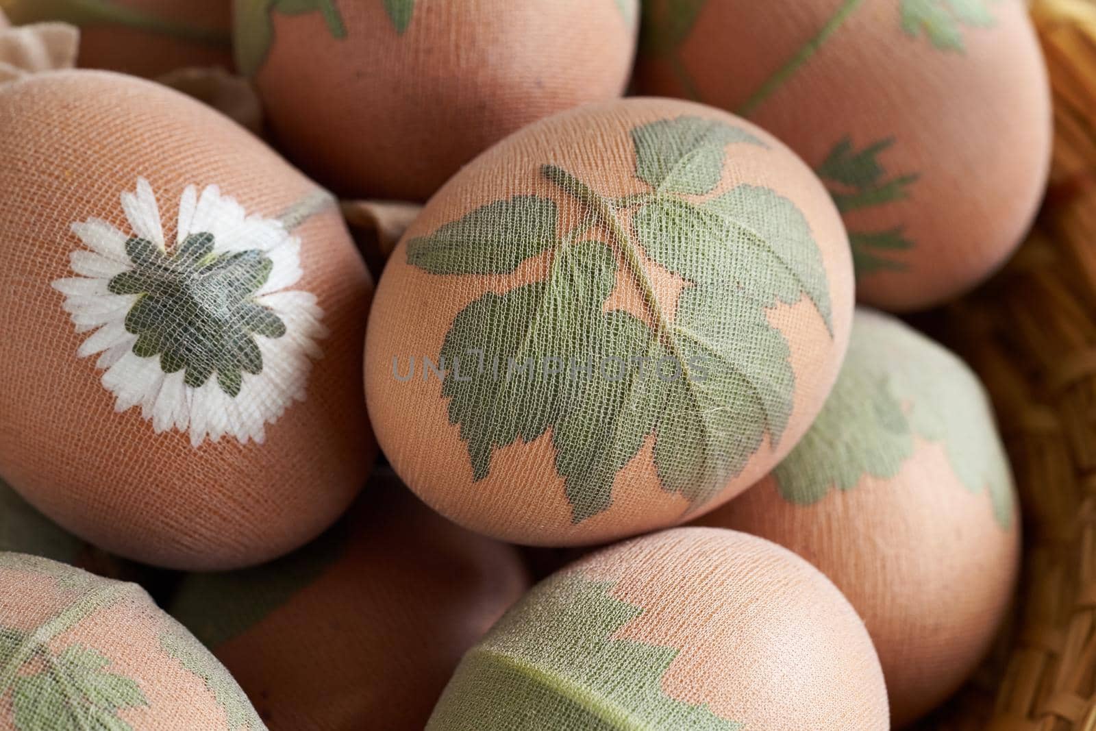 Preparation of Easter eggs for dying with onion peels with a pattern of leaves