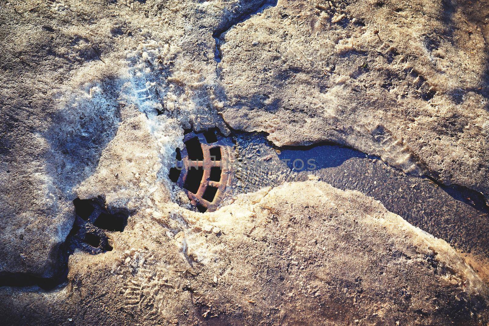 Contaminated the snow melts against the background of the drain into the storm sewer. Ecological problems