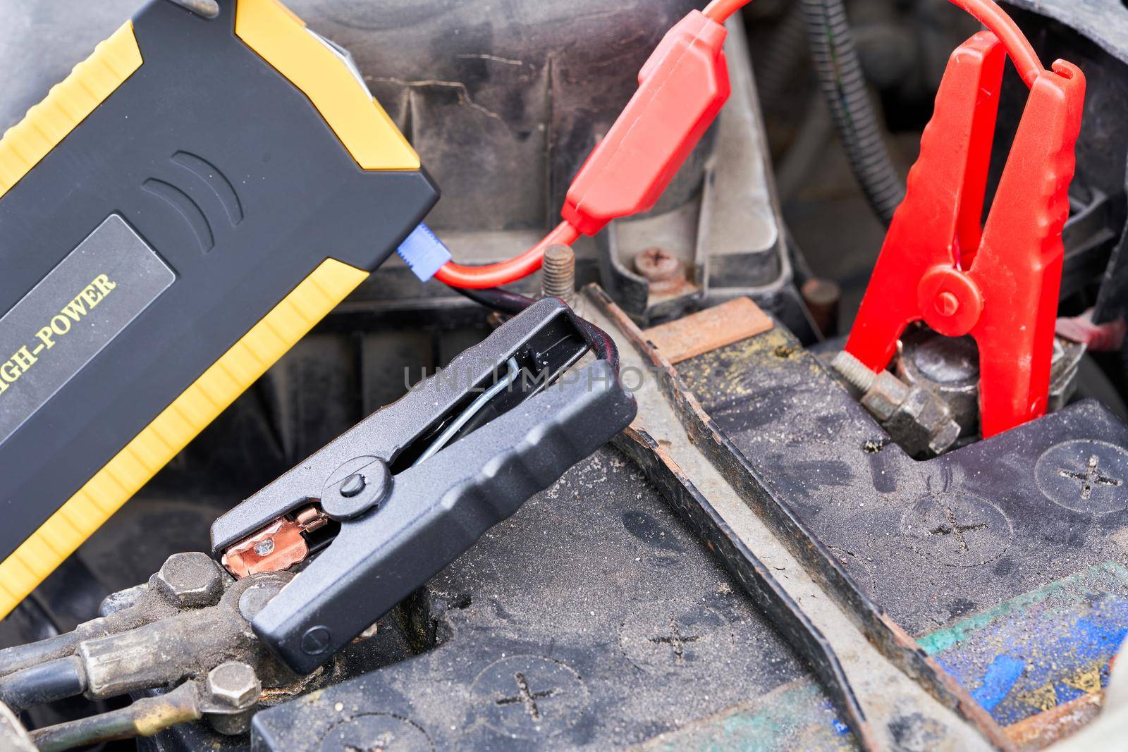 Car, open the bonnet, connect the battery, negative black, positive, red to charge the battery