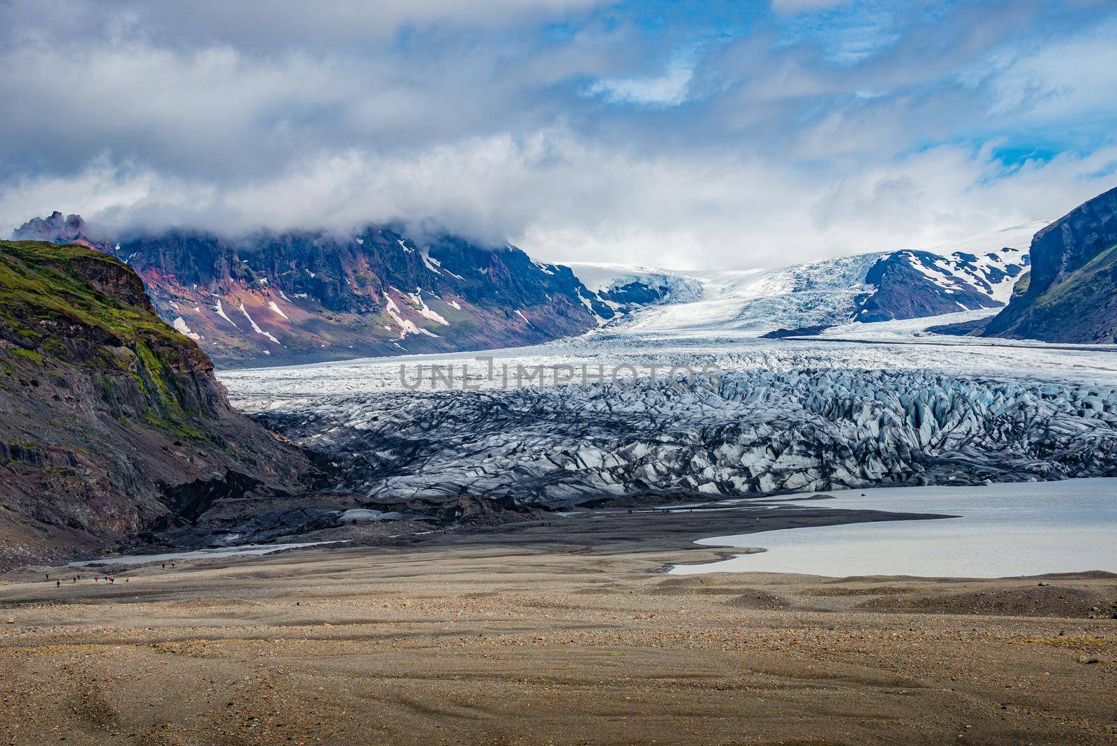 Panoramic view over Skaftafellsjokull glacier and tourists, a wander near Skaftafell on South Iceland