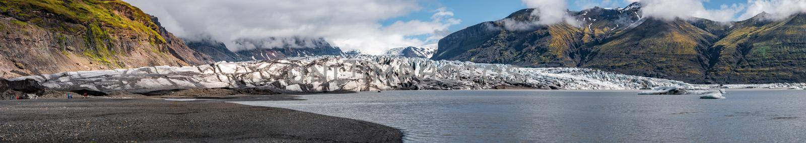 Panoramic view over Skaftafellsjokull glacier and tourists, a wander near Skaftafell on South Iceland