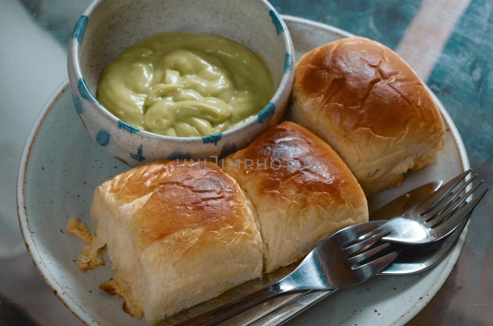 butter bread with pandan custard