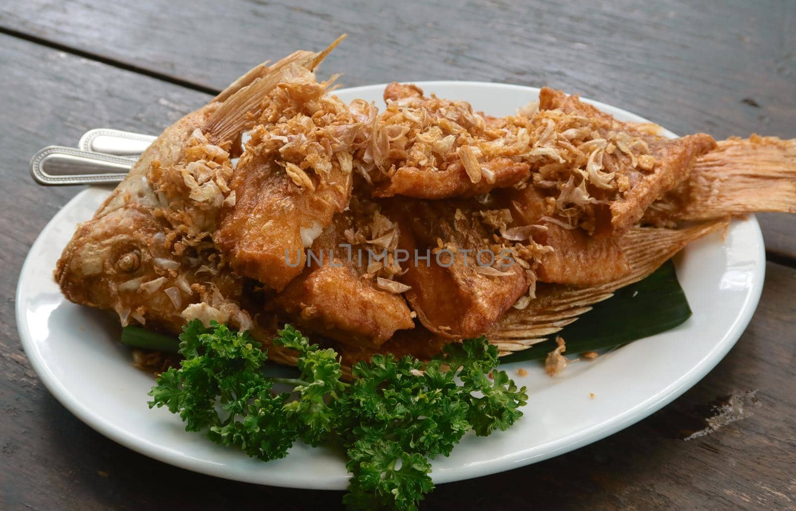 stir fried fish with crispy garlic by baworn47