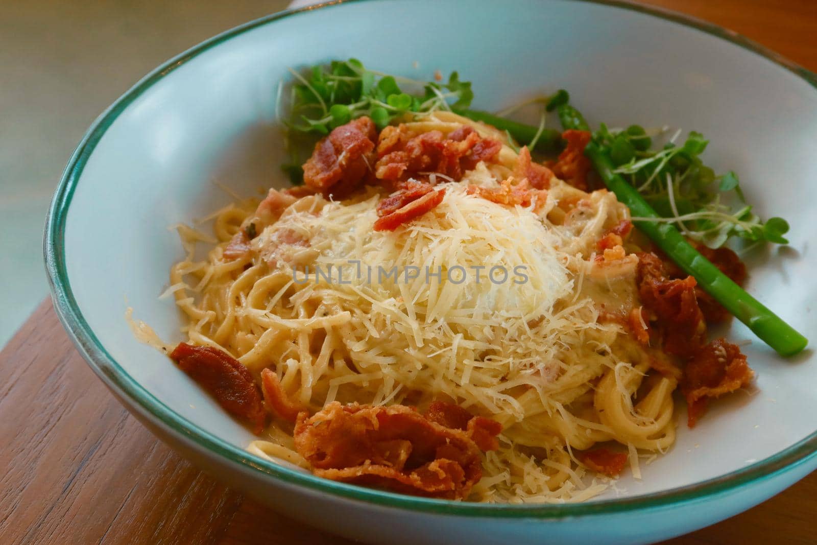 spaghetti carbonara with crispy bacon by baworn47
