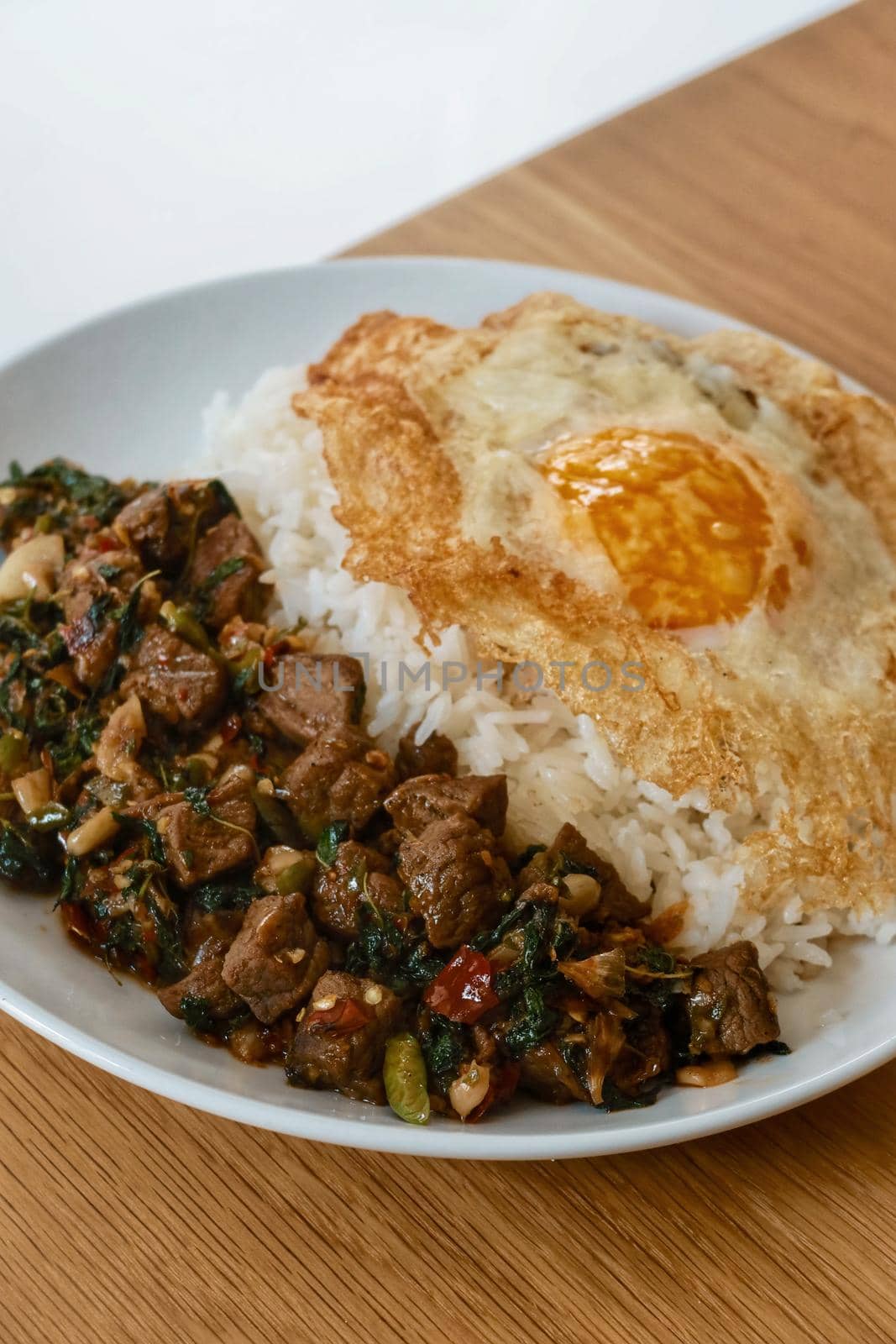 stir fried beef with basil leaf by baworn47