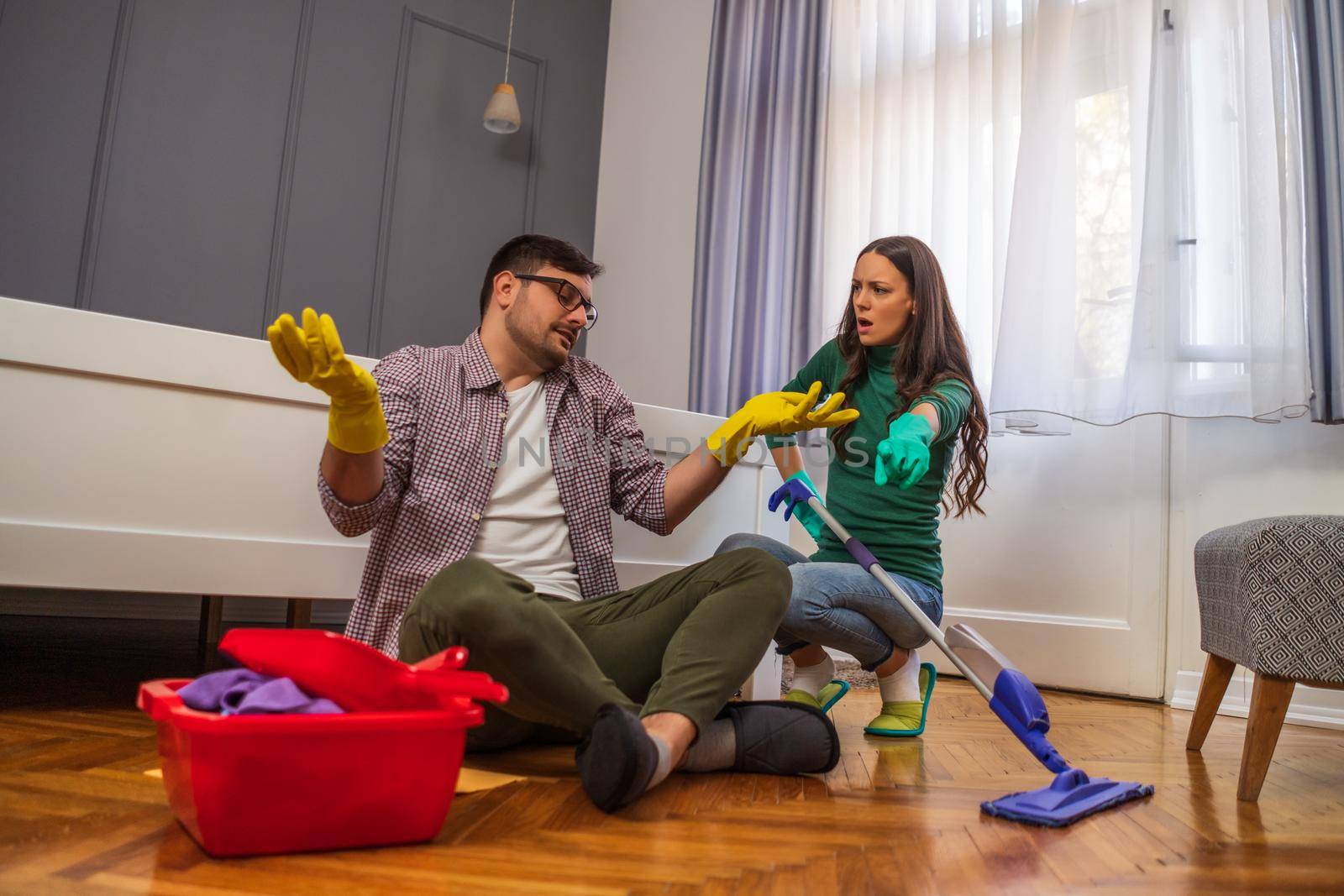Couple cleaning apartment by djoronimo