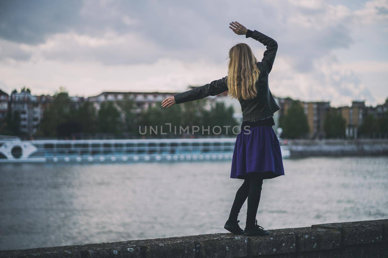 Happy woman enjoying her time in the city.