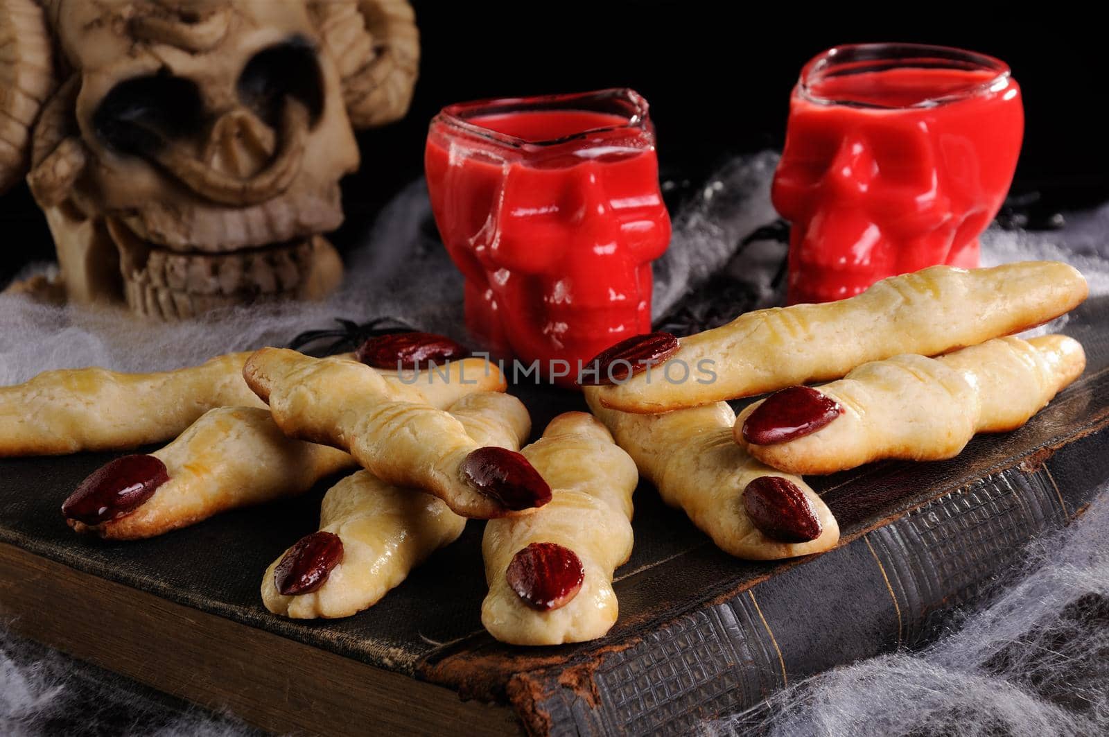Hot Chocolate " Red Velvet " and Cookies Fingers witches.   