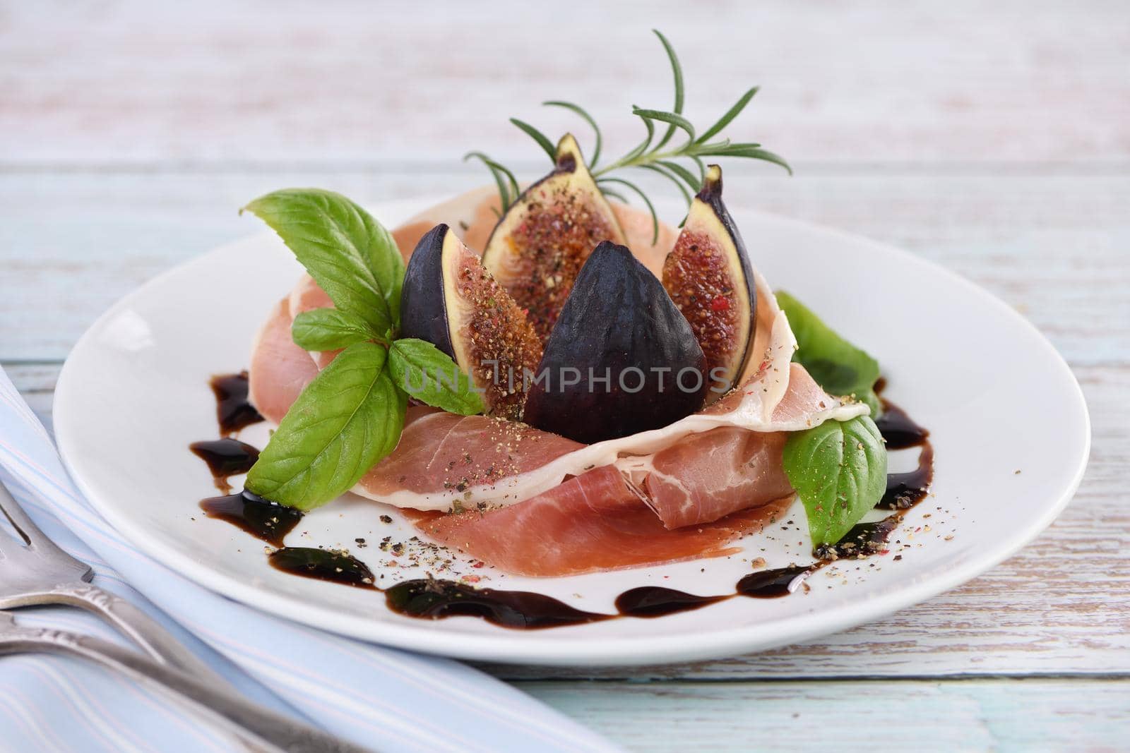 The delicate taste of prosciutto is ideally combined with the sweetness of figs.