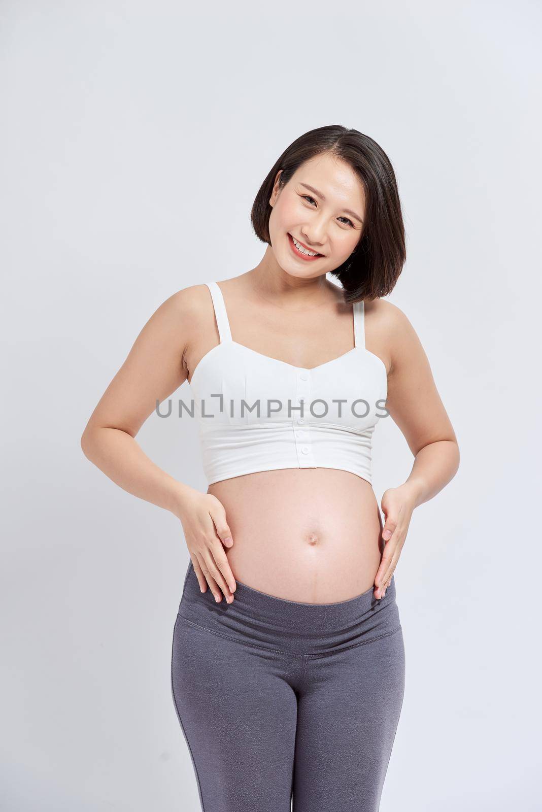 Pregnant women are watching the stomach grow happily. by makidotvn
