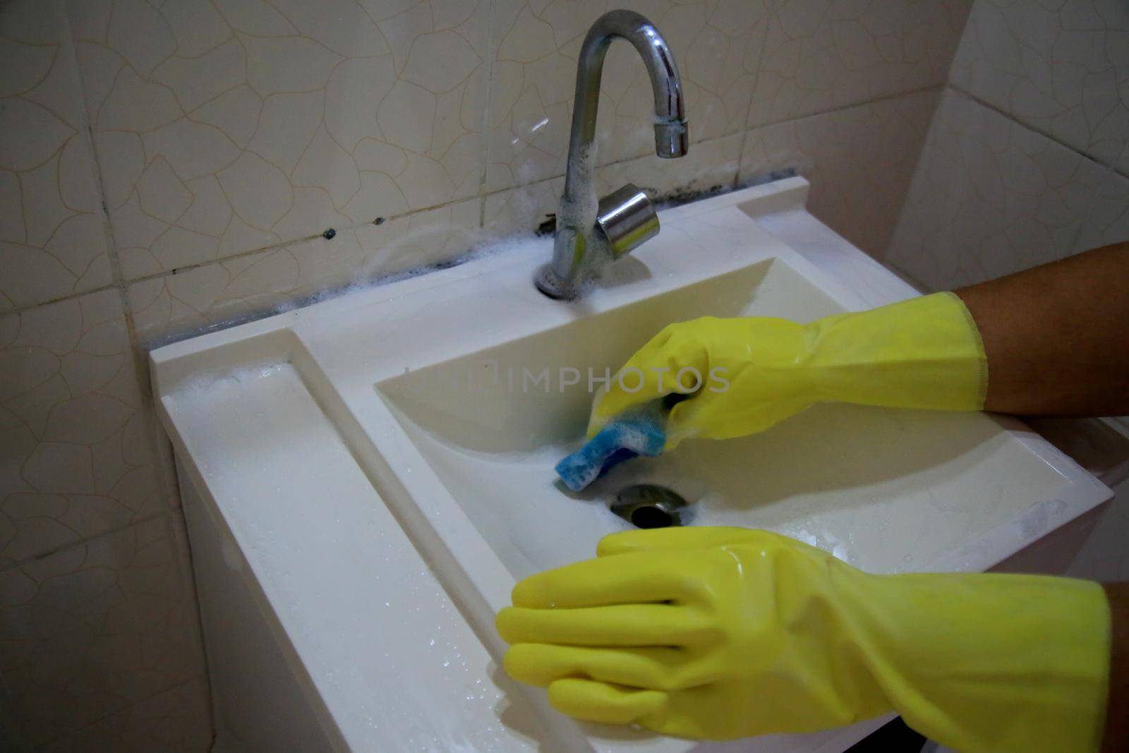 rubber glove for household cleaning by joasouza