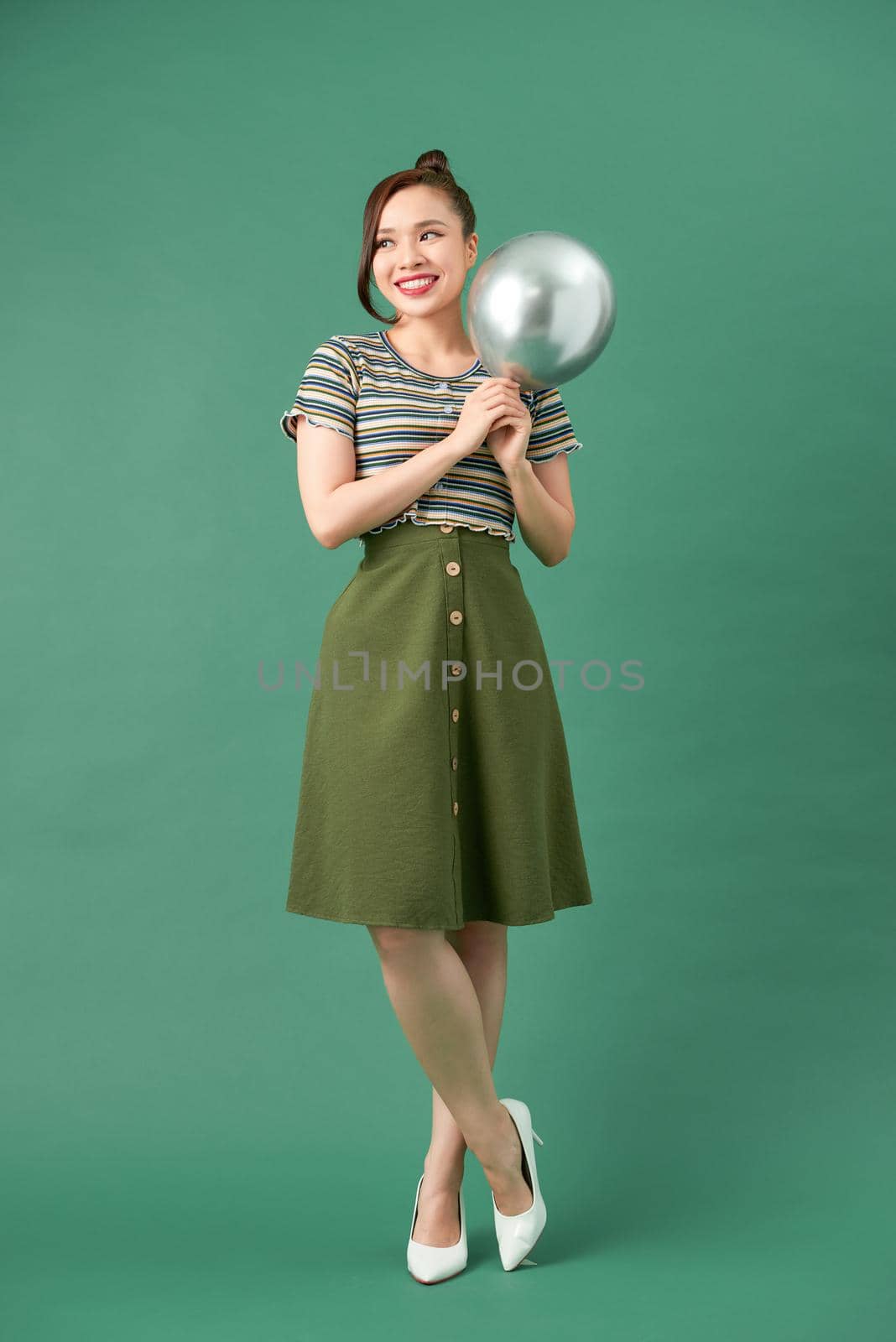 Close up of creativity woman dancing and celebrating on party, holding balloons by hands