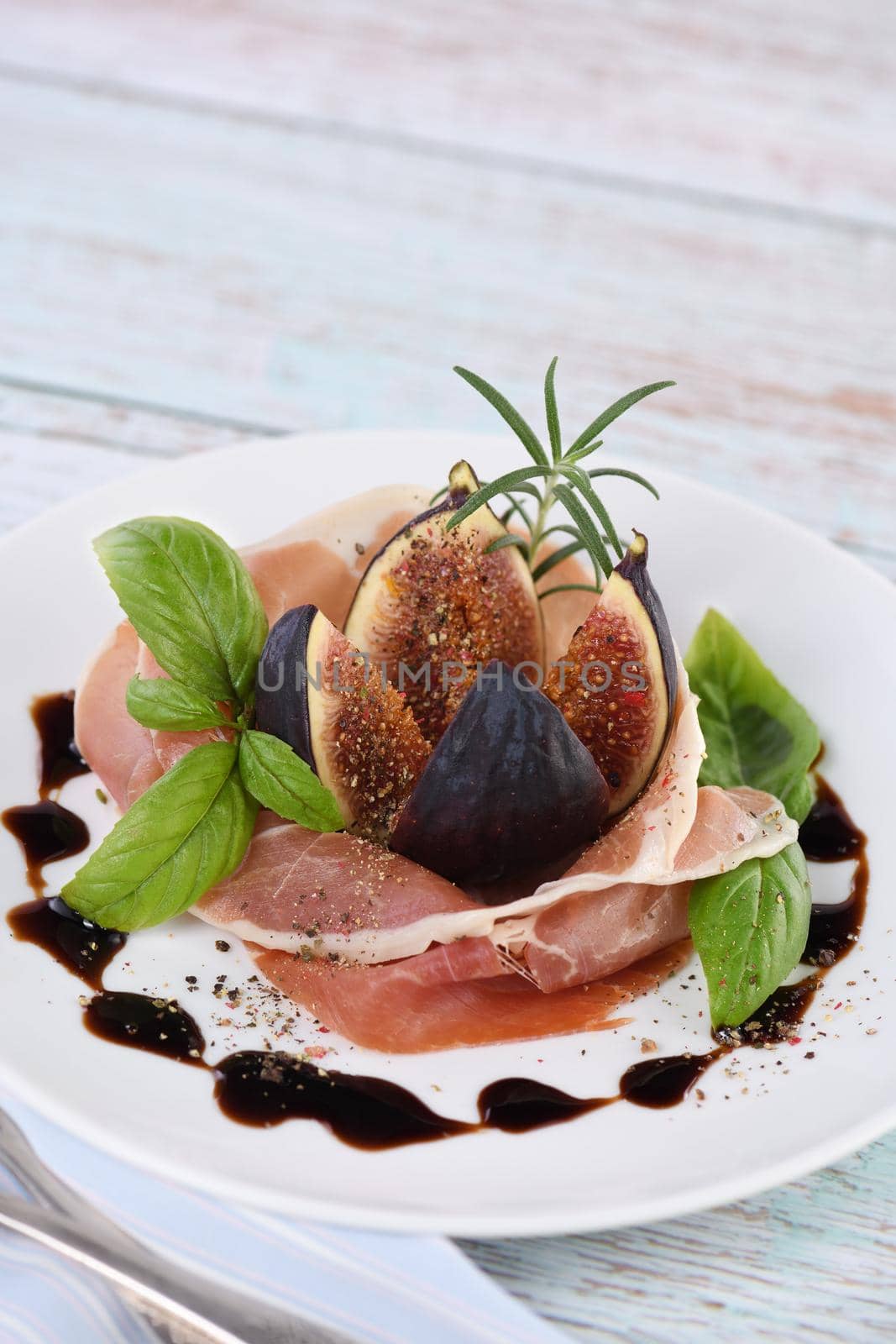 The delicate taste of prosciutto is ideally combined with the sweetness of figs.