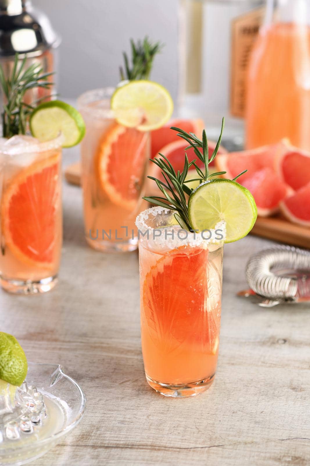 Cocktail fresh lime and rosemary combined with fresh grapefruit juice and tequila