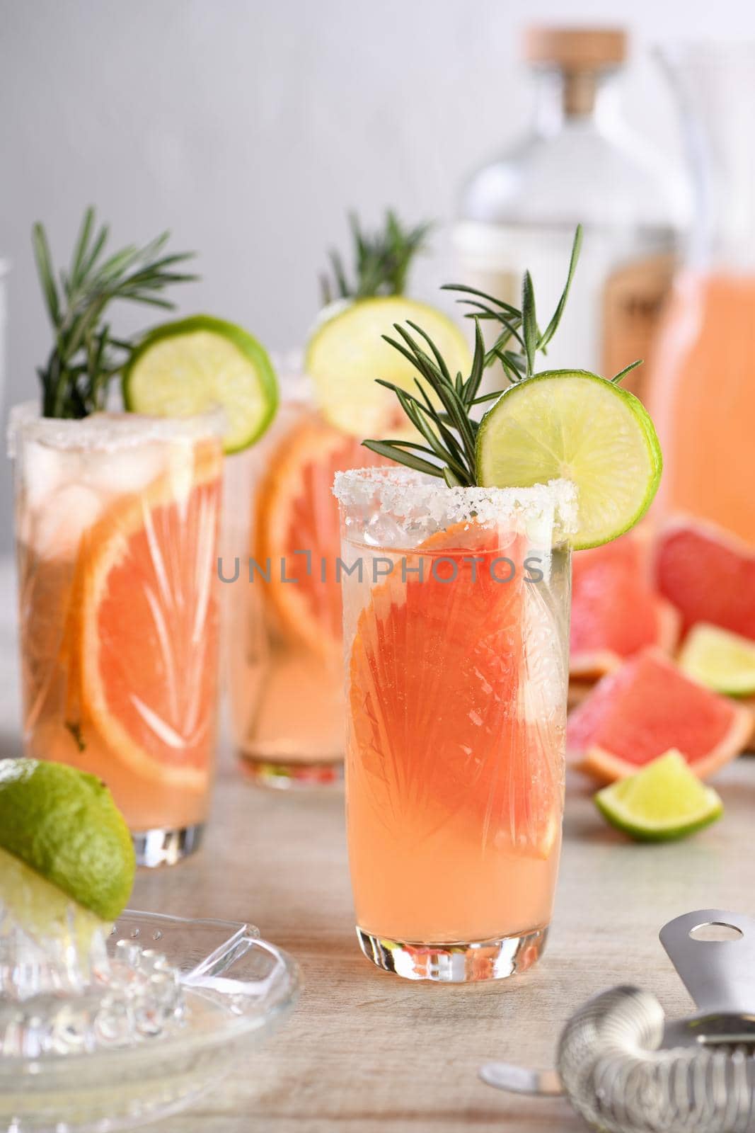 Cocktail fresh lime and rosemary combined with fresh grapefruit juice and tequila