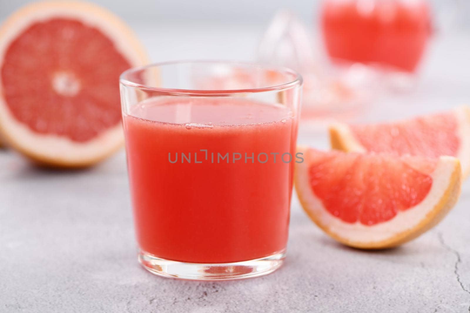 Freshly prepared grapefruit juice by Apolonia