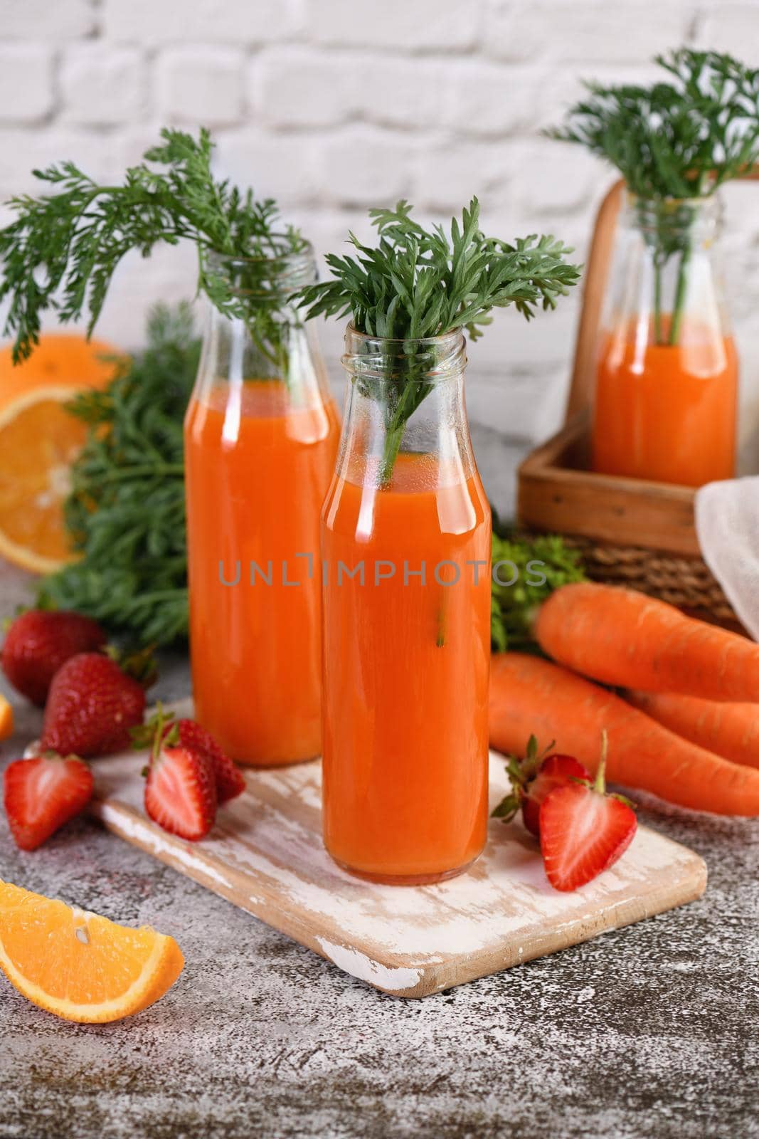 Carrot strawberry orange juice by Apolonia