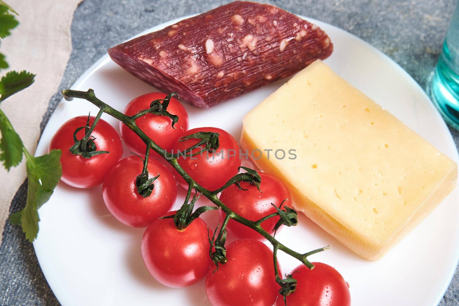 Smoked sausage, cherry tomatoes and cheese