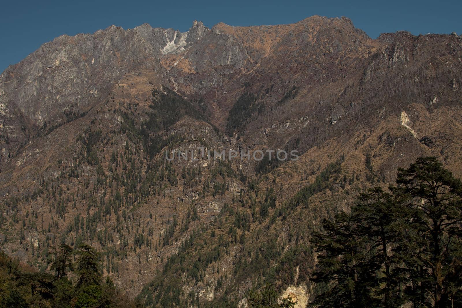 Nepalese mountain ranges along Annapurna circuit by arvidnorberg