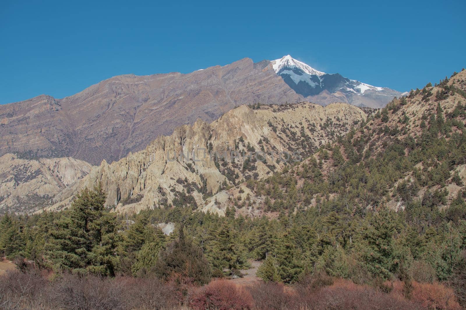 Mountains trekking Annapurna circuit, Marshyangdi river valley by arvidnorberg