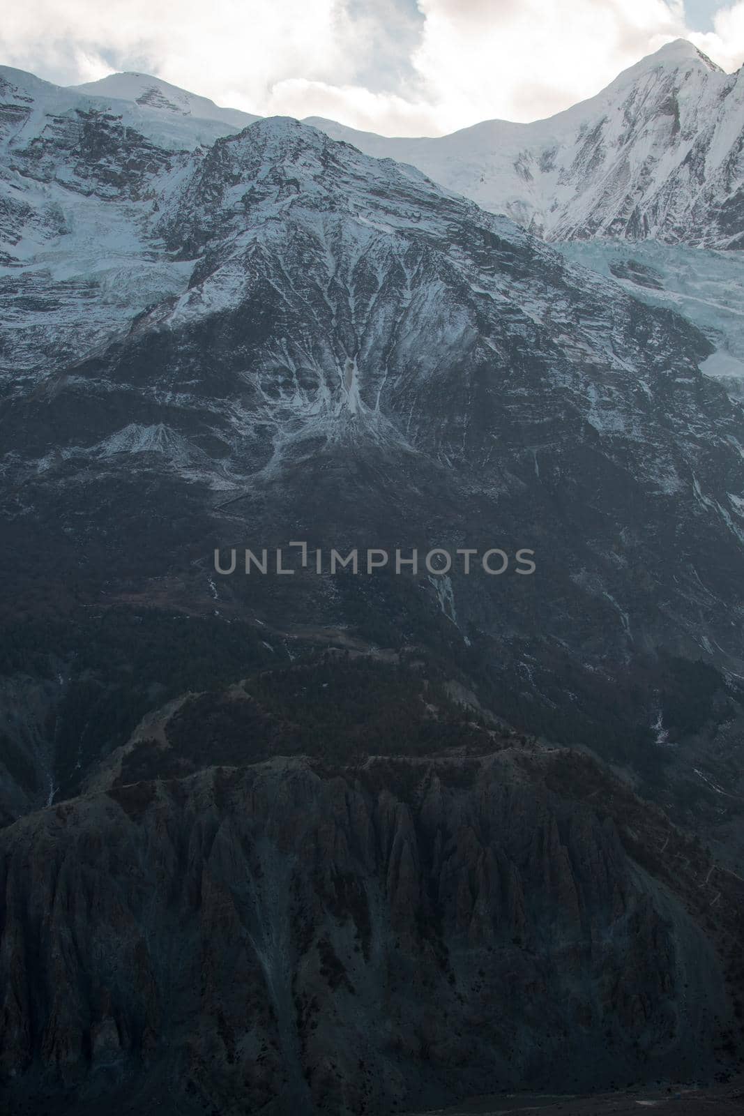 Mountains trekking Annapurna circuit, Marshyangdi river valley by arvidnorberg