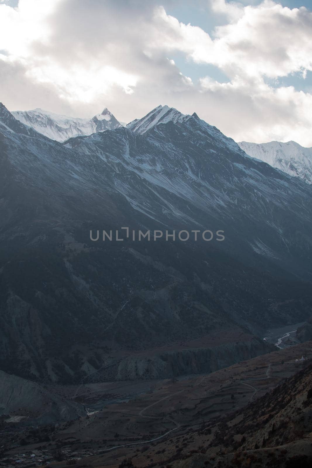 Mountains trekking Annapurna circuit, Marshyangdi river valley by arvidnorberg