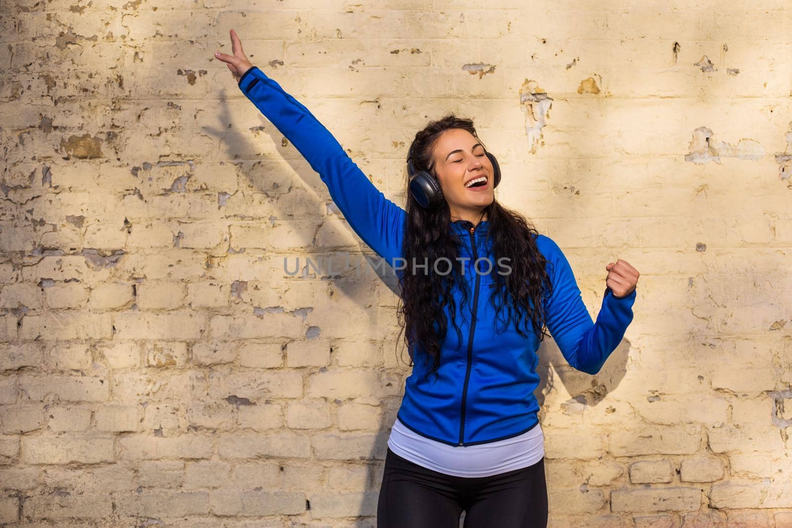 Sporty woman with headphones  listening music by Bazdar