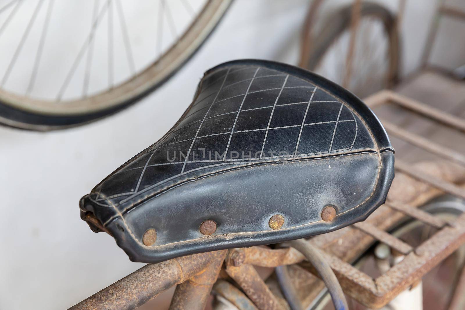 Old and dirty bicycle leather seat by smuay