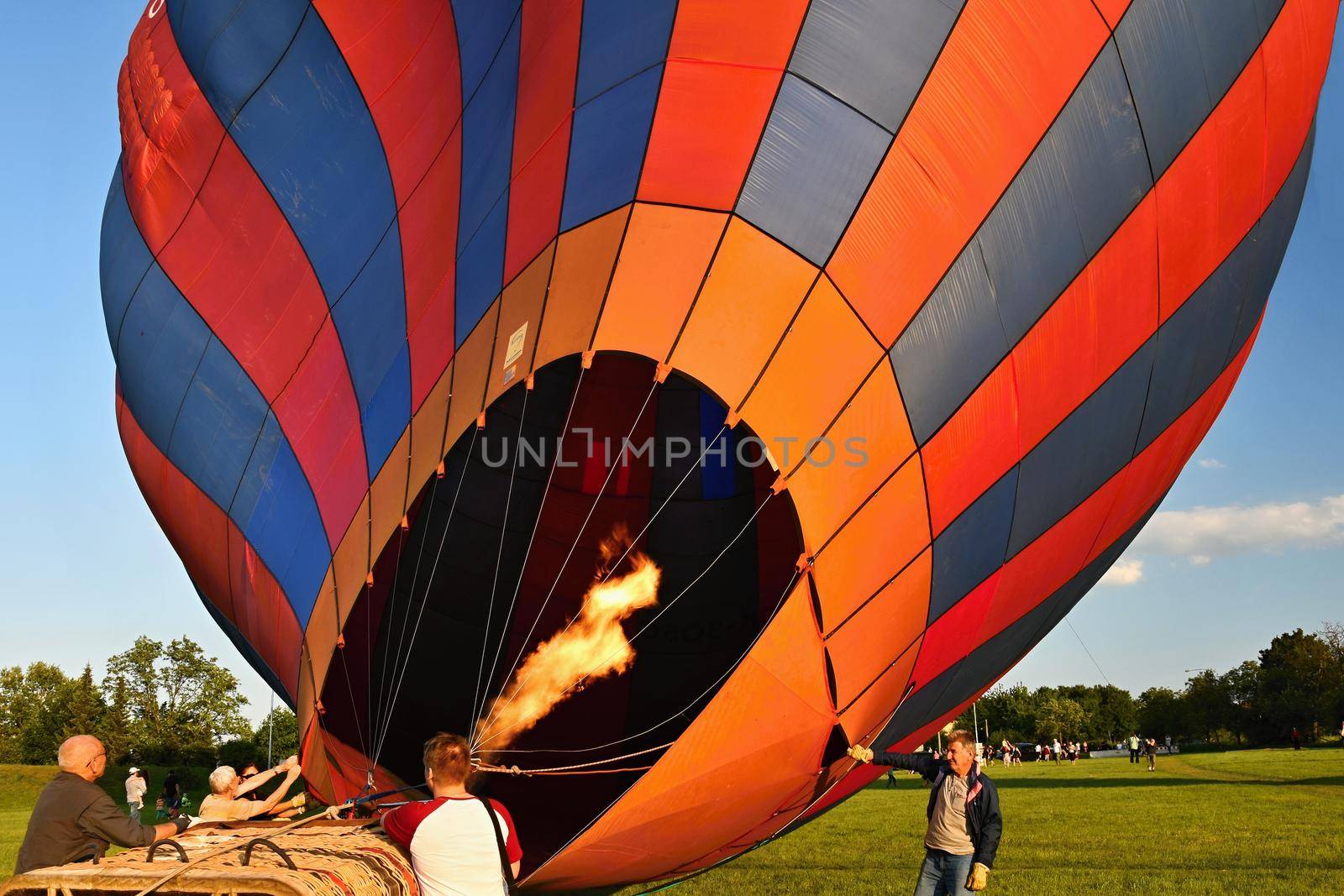 Preparation for the start of the hot air balloon. by Montypeter