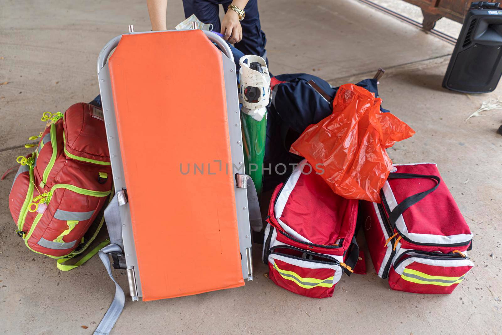 Medicine bags and medical equipment are placed on the floor during emergency nursing practice.