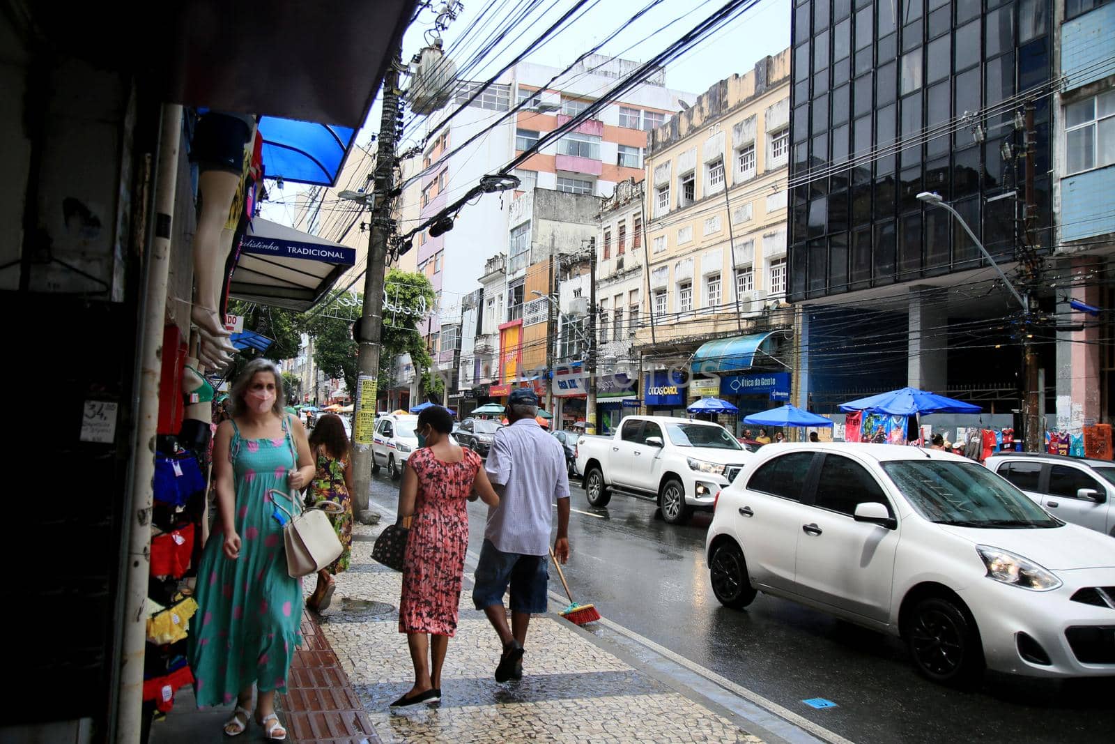 pessoas usando guarda-chuva durante chuva no Centro da cidade de Salvador (BA), nessa sexta-feita 8 (Joá Souza/ Futura Press).